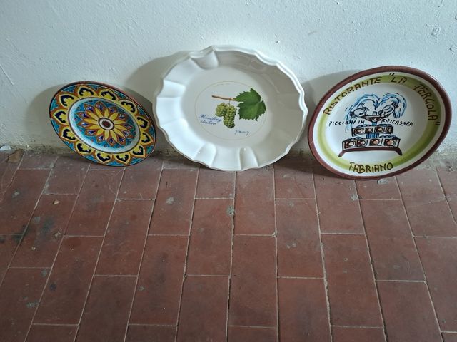 Piatti decorati da appendere alle pareti