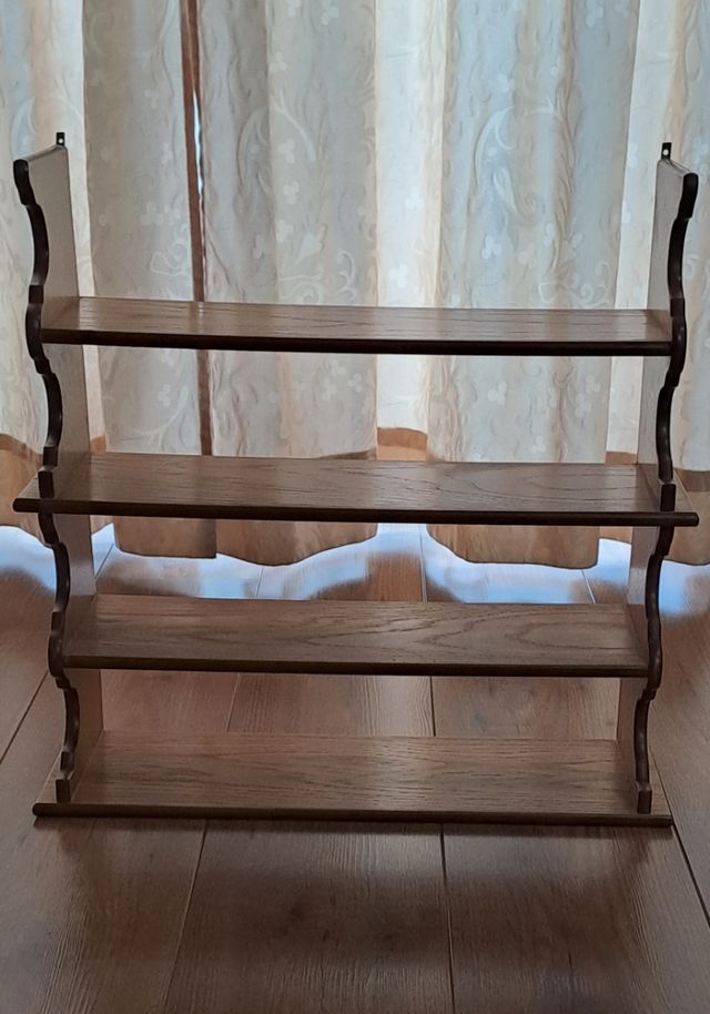 Dos estanterías de madera de cerezo.