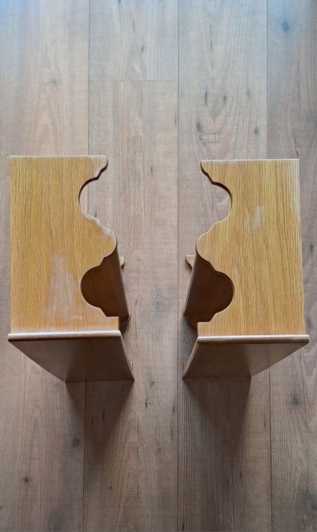 Dos estanterías de madera de cerezo.