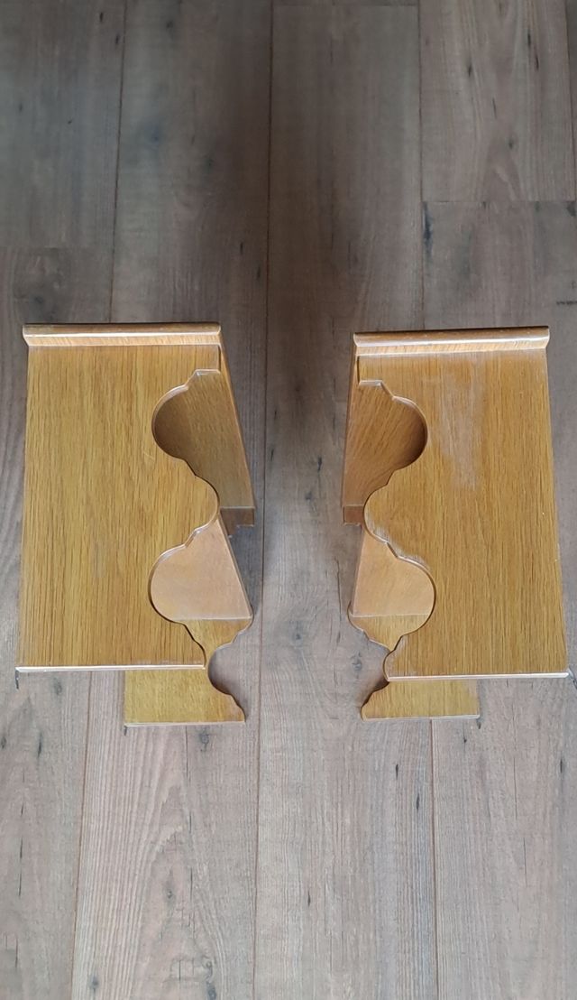 Dos estanterías de madera de cerezo.