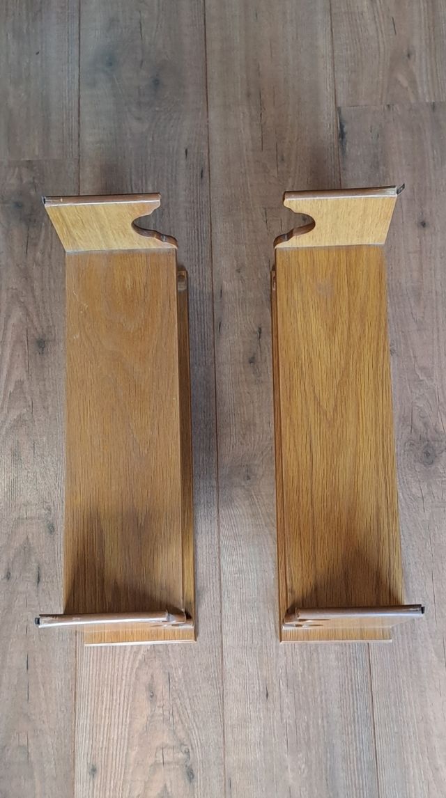 Dos estanterías de madera de cerezo.
