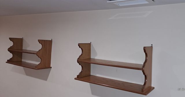 Dos estanterías de madera de cerezo.