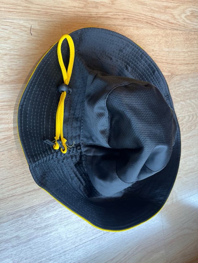 Gorro pescador negro y amarillo reversible