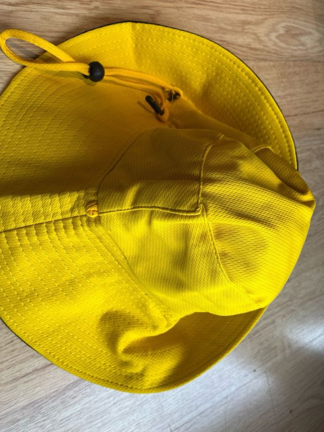 Gorro pescador negro y amarillo reversible