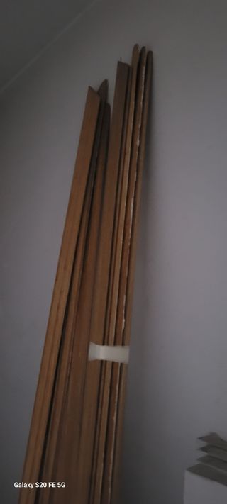 Puerta de madera con cristal con sus marcos.