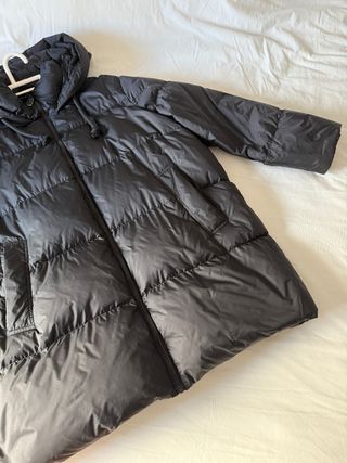 Plumas negro oversize Zara