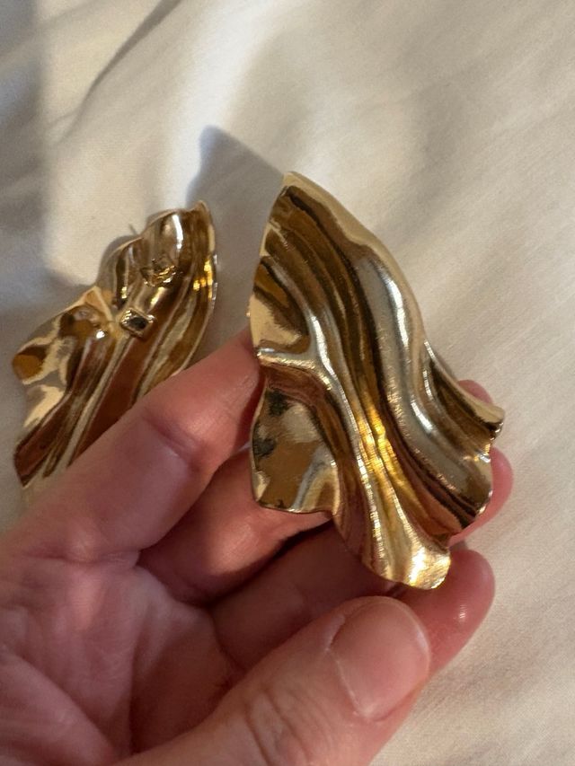 Pendientes dorados | Diseño ondulado