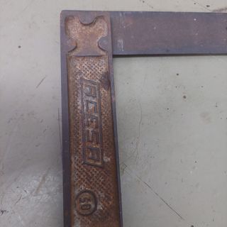 Escuadra metálica antigua