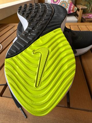 Running Nike vomero 15 mujer talla 38.5  