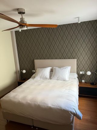 Dos mesitas noche 2 cajones - Madera y cristal