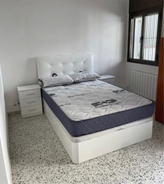 Canapé blanco con cabecero tapizado