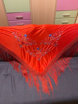 Manton rojo flamenco bordado