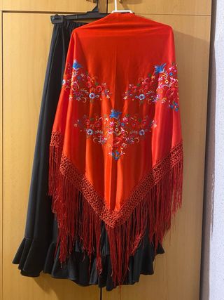 Manton rojo flamenco bordado