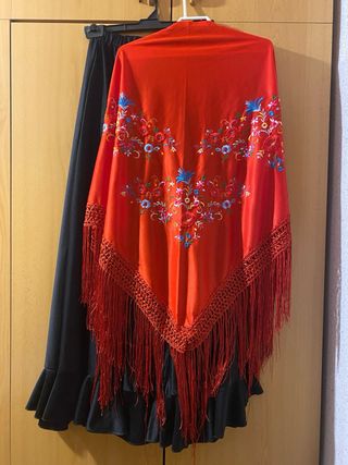 Manton rojo flamenco bordado