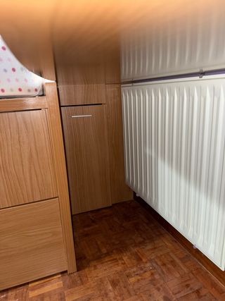 Escritorio madera marrón baldas y cajon extensible