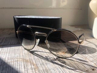 Gafas Prada redondas doradas
