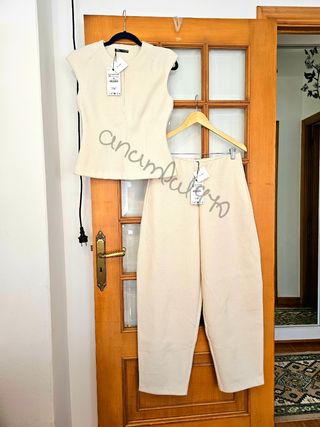 Traje top sisa y pantalón carrot crudo zara