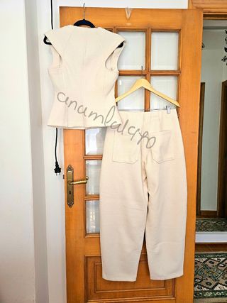 Traje top sisa y pantalón carrot crudo zara