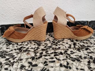 Cuñas beige - marrón. Talla 37