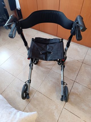 Andador plegable c/ asiento y frenos