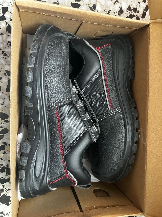 Se venden botas con punta de hierro talla 38