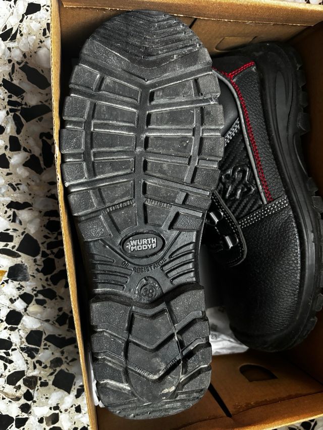 Se venden botas con punta de hierro talla 38