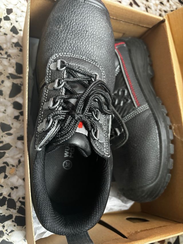 Se venden botas con punta de hierro talla 38