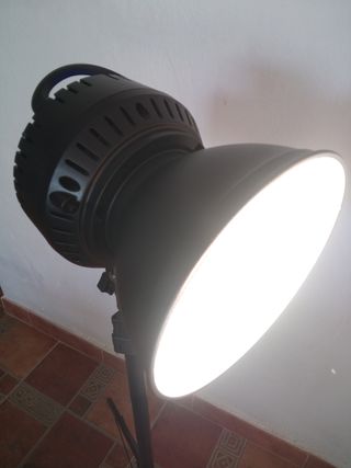 Foco NEEWER CL-60B, ideal para vídeo y fotografía