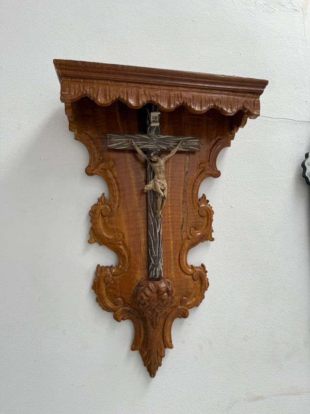 Crucifijo de pared sobre cornucopia o tabernáculo