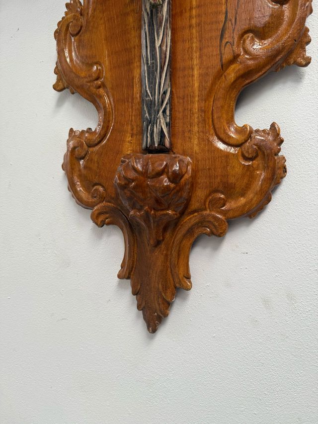 Crucifijo de pared sobre cornucopia o tabernáculo