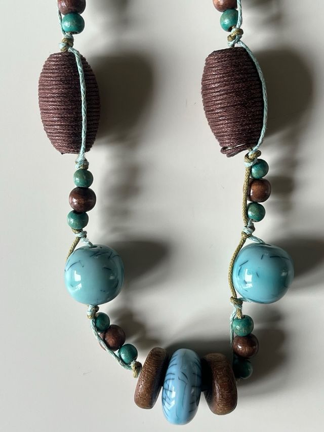 Collana lunga azzurra e marrone