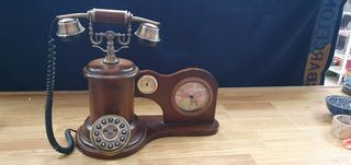 Teléfono antiguo con reloj