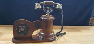 Teléfono antiguo con reloj