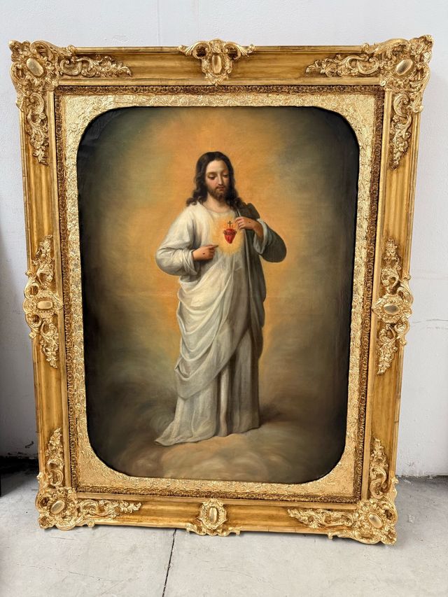 Sagrado corazón de Jesús con elegante marco dorado