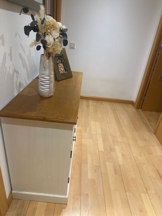 Mueble recibidor blanco y madera