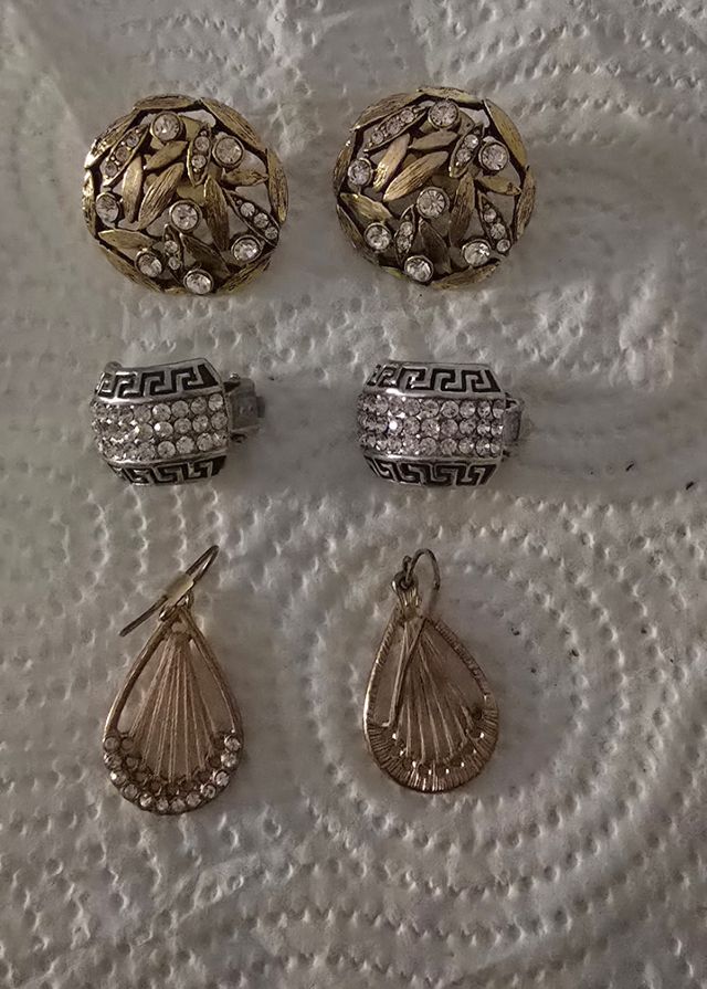 Lote de tres pares de pendientes .