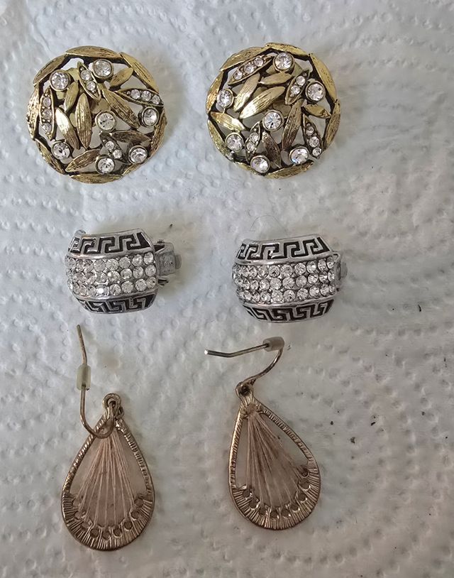 Lote de tres pares de pendientes .