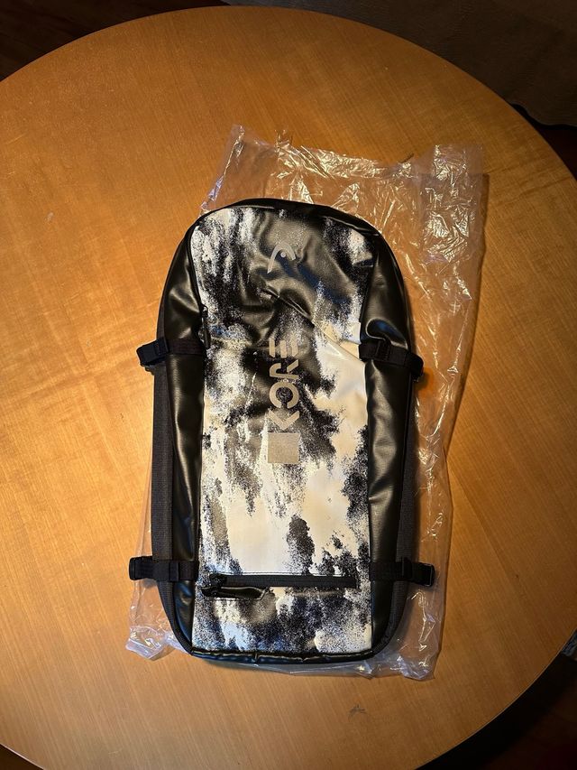 Mochila KORE - Negra y Blanca