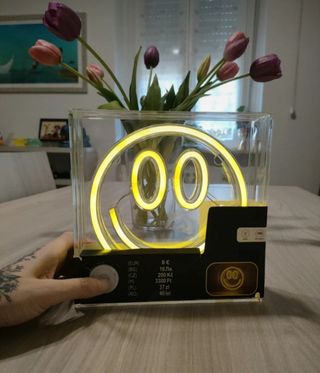 Lampada LED a forma di sorriso gialla