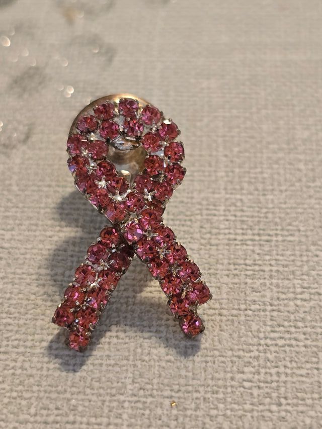 Clip con el lazo rosa.