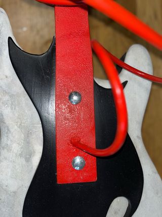 Scultura/insegna di chitarra