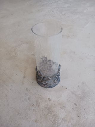 Vaso in vetro con base in metallo
