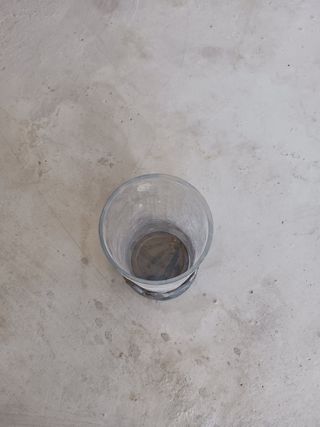 Vaso in vetro con base in metallo