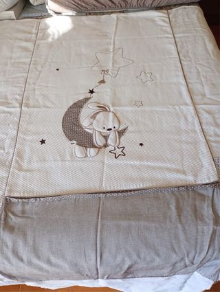 Sabanas, colcha, protector cuna Pirulos. Cambiador