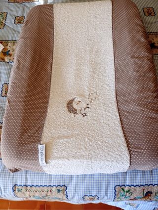 Sabanas, colcha, protector cuna Pirulos. Cambiador