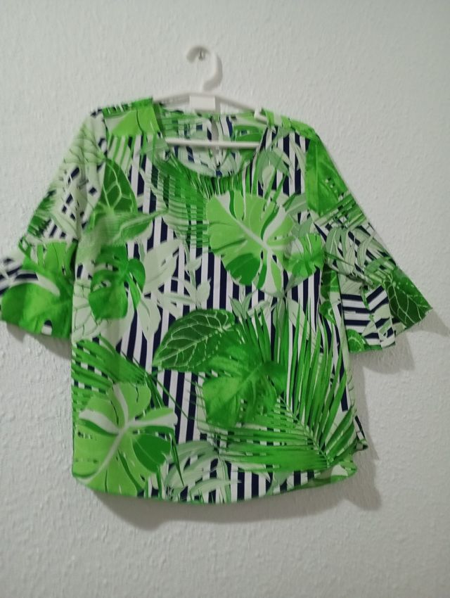 Blusa estampada hojas verdes