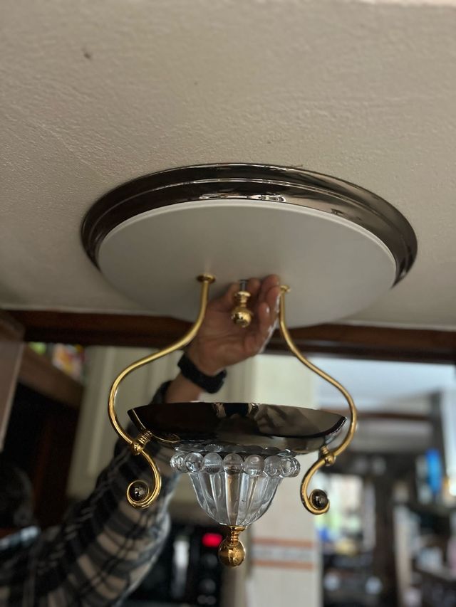 Elegante lámpara de salón dorada y plateada