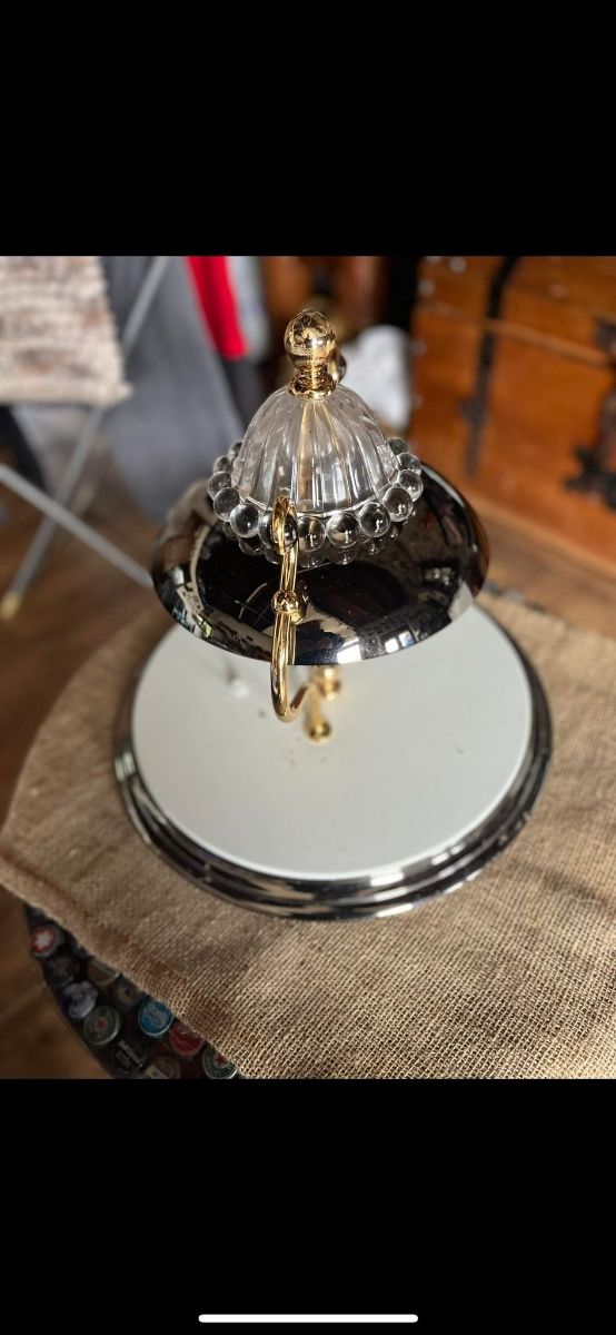 Elegante lámpara de salón dorada y plateada