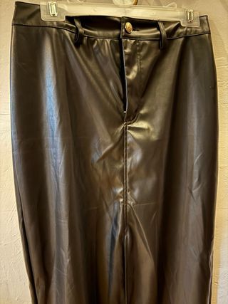 Falda negra cuero