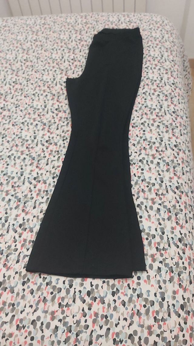 Pantalón acampanado negro.
